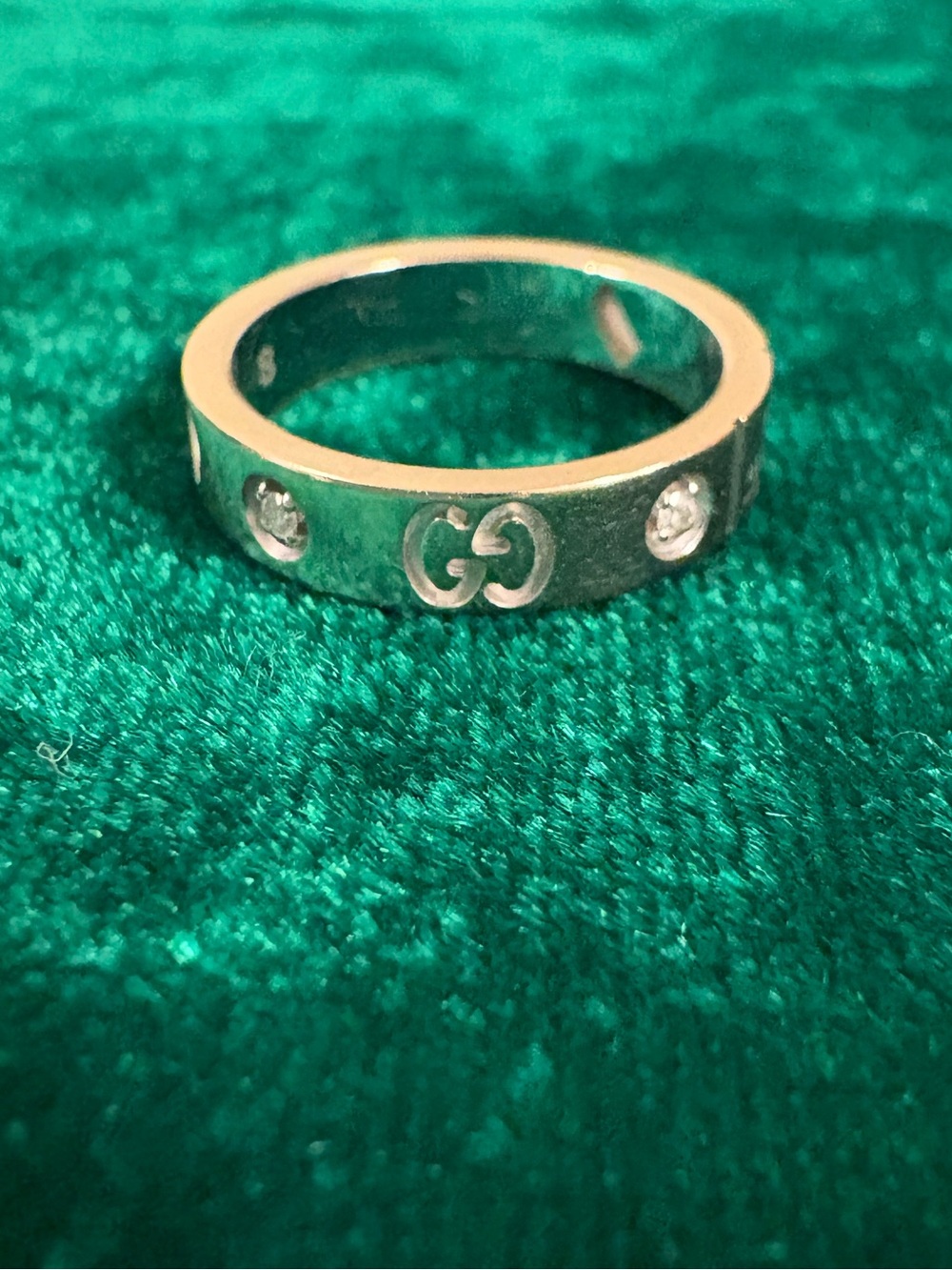 Gucci ICON 18K white gold ring with diamond and hearts . Size 4
